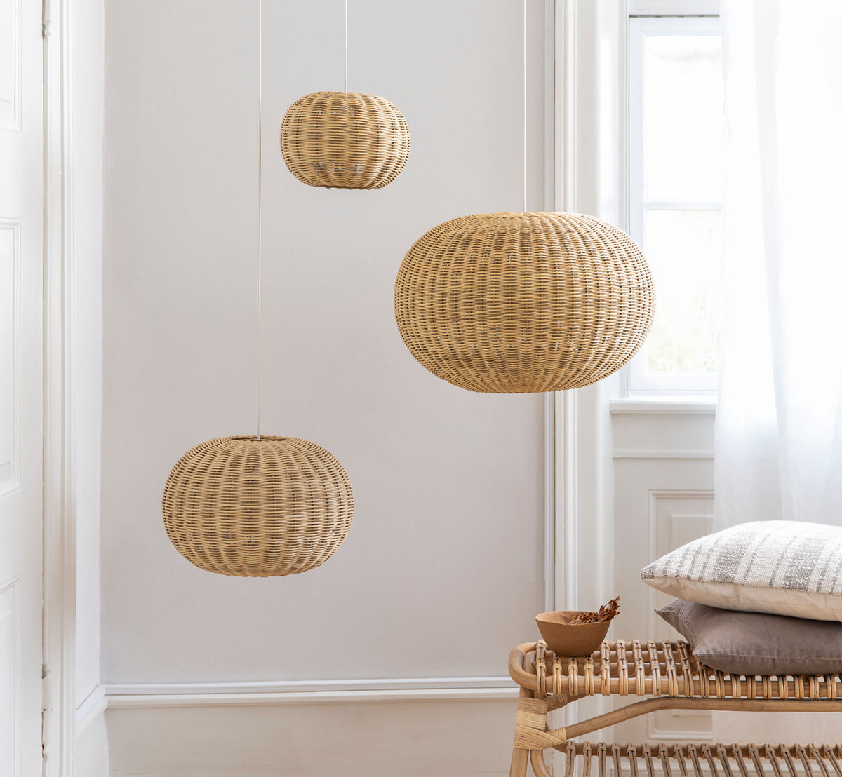 Dette er et livsstilsbillede af Tangelo Lampshade Ø24 cm | Extra Small i natural rattan. Stylet i et lyst interiør.