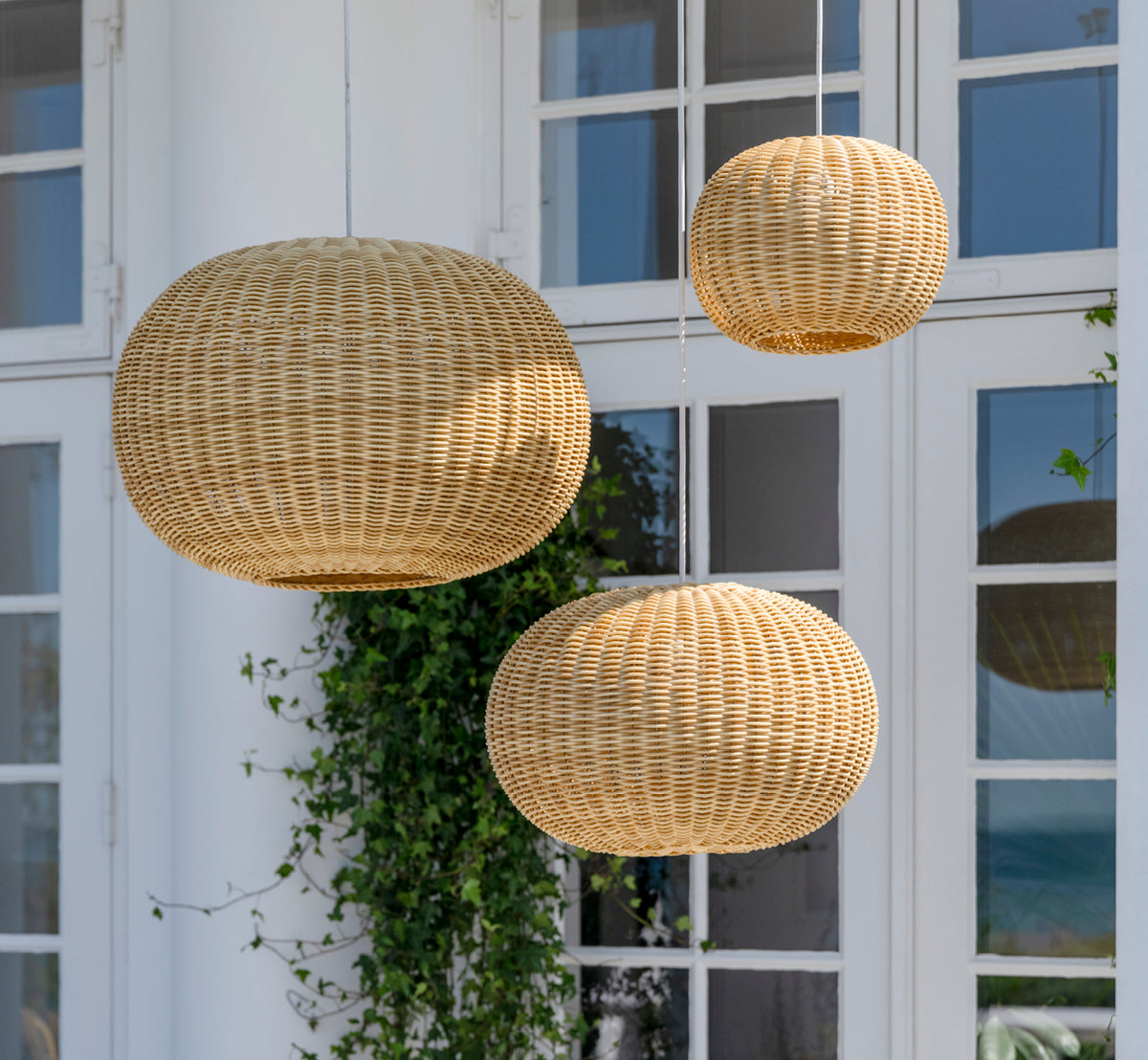 Dette er et livsstilsbillede af Tangelo Exterior Lampshade Ø37 cm | Small i natural core weave artfibre & aluminium.
