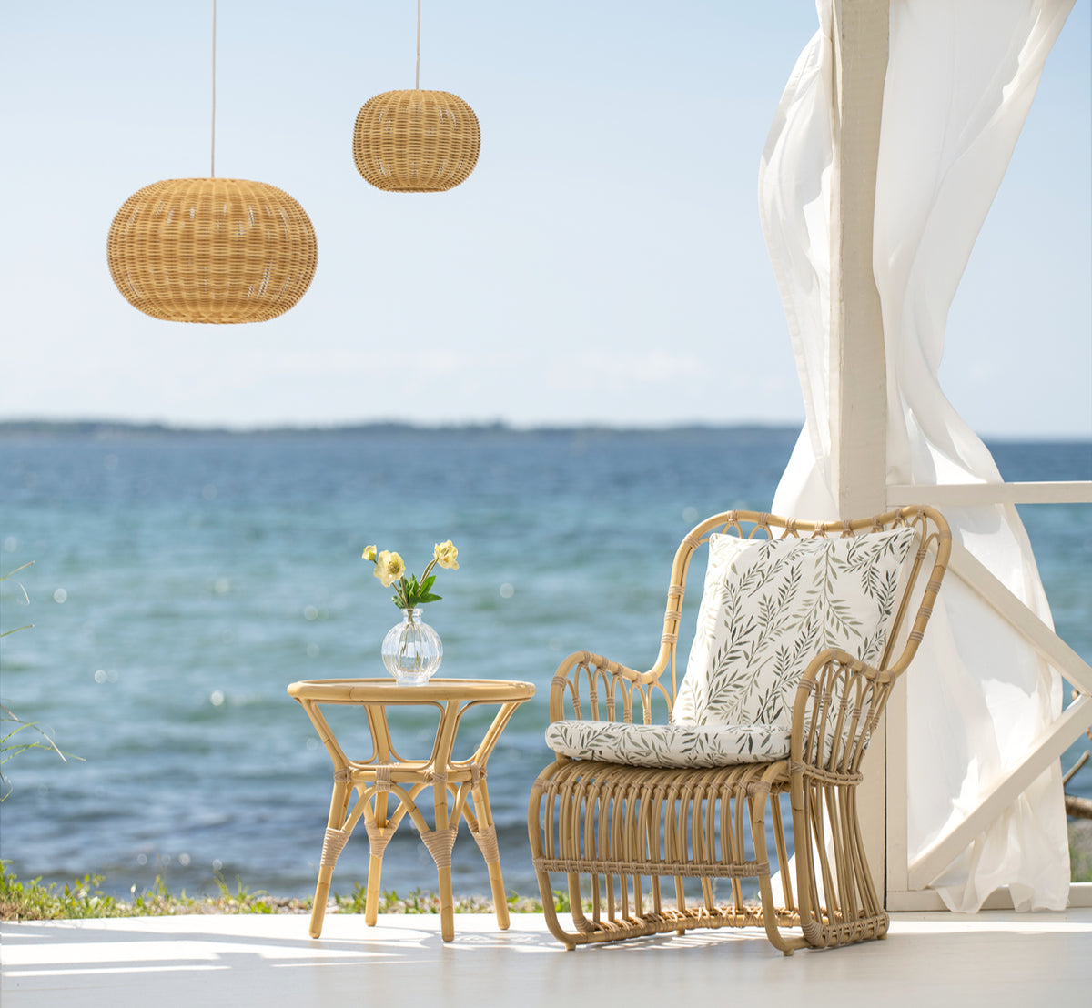 Dette er et livsstilsbillede af Tangelo Exterior Lampshade Ø37 cm | Small i natural core weave artfibre & aluminium.