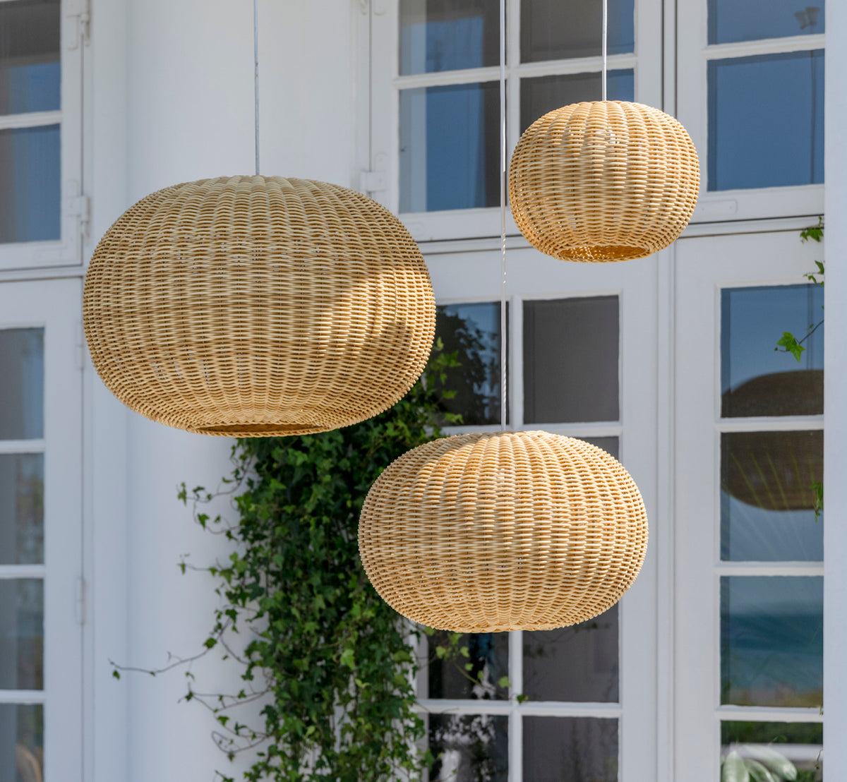 Dette er et livsstilsbillede af Tangelo Exterior Lampshade Ø49 cm | Medium i natural core weave artfibre & aluminium.