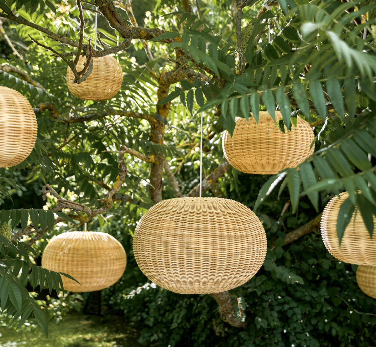 Dette er et livsstilsbillede af Tangelo Exterior Lampshade Ø49 cm | Medium i natural core weave artfibre & aluminium.