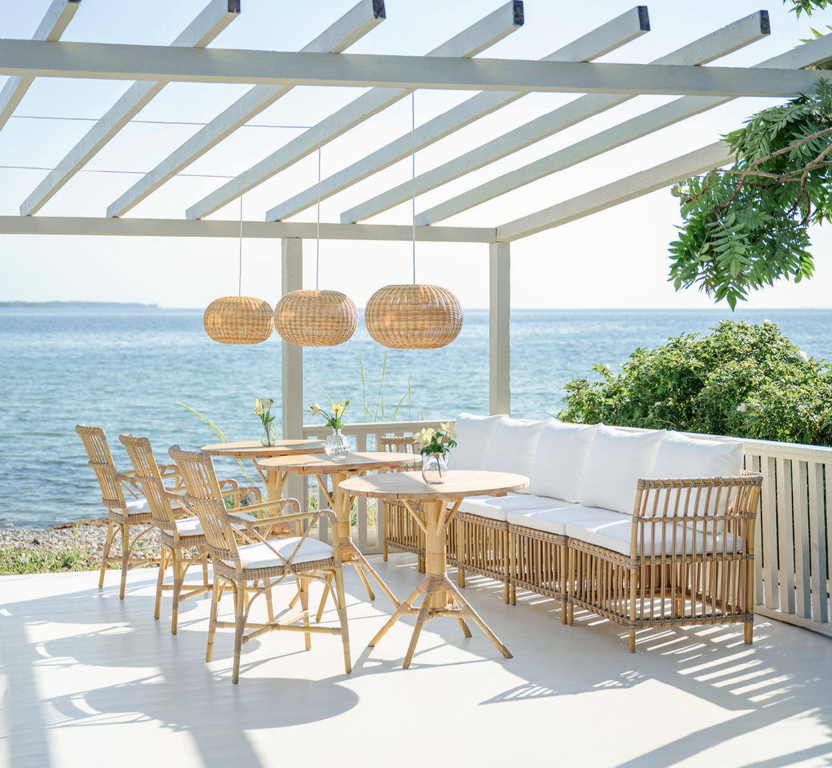Dette er et livsstilsbillede af Tangelo Exterior Lampshade Ø49 cm | Medium i natural core weave artfibre & aluminium.