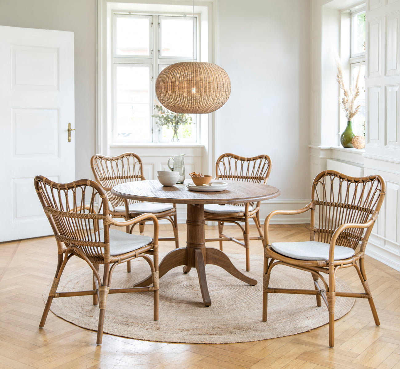Dette er et livsstilsbillede af Tangelo Lampshade Ø62 cm | Large i natural rattan. Stylet i et lyst interiør.