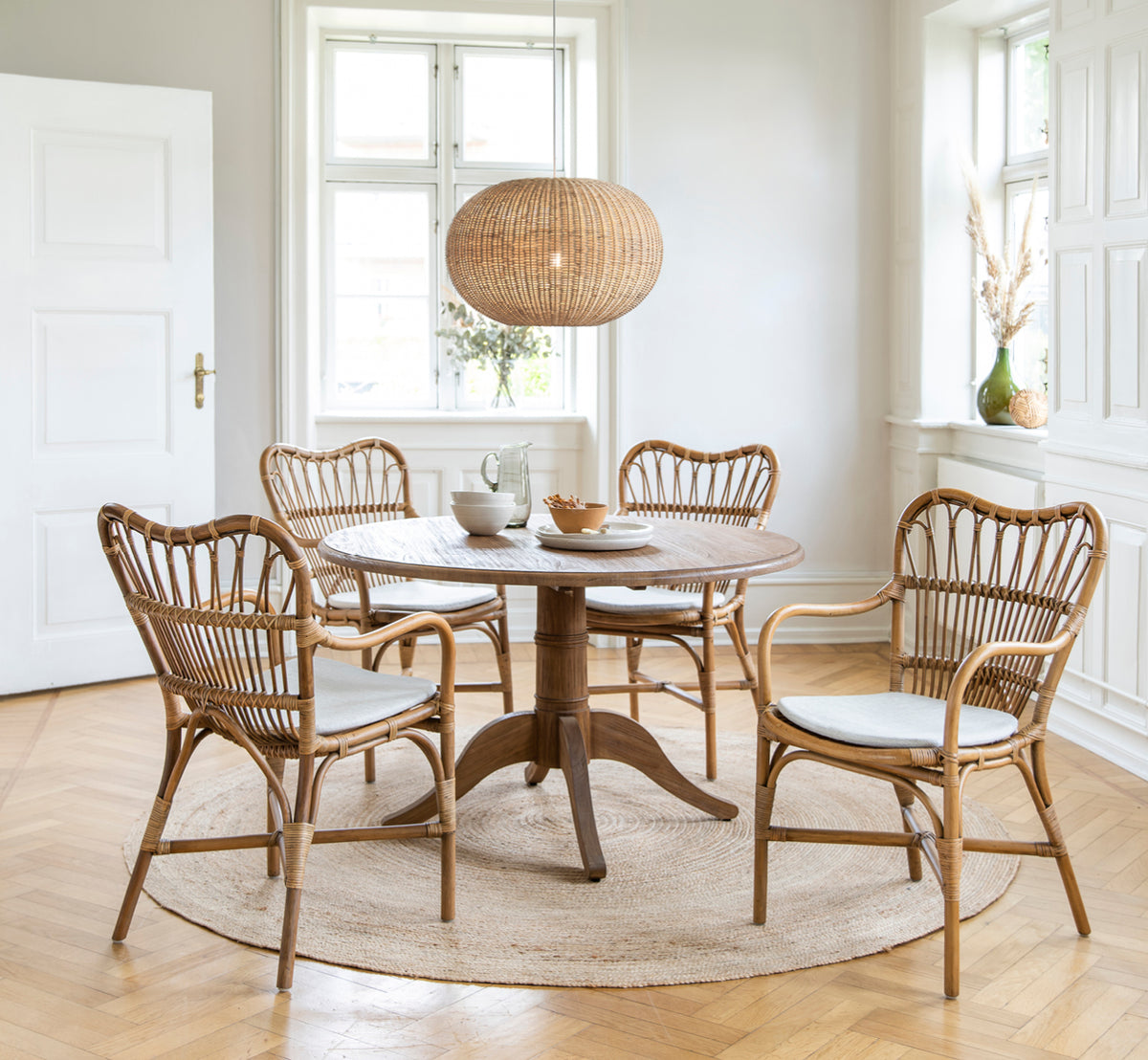 Dette er et livsstilsbillede af Tangelo Lampshade Ø62 cm | Large i natural rattan. Stylet i et lyst interiør.