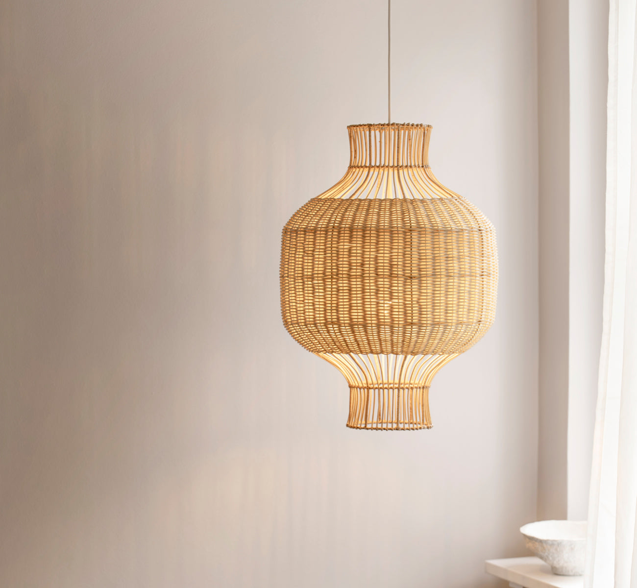 Dette er et livsstilsbillede af Hikari Lampeskærm i natural core weave iron frame, udstillet i et lyst interiørmiljø.