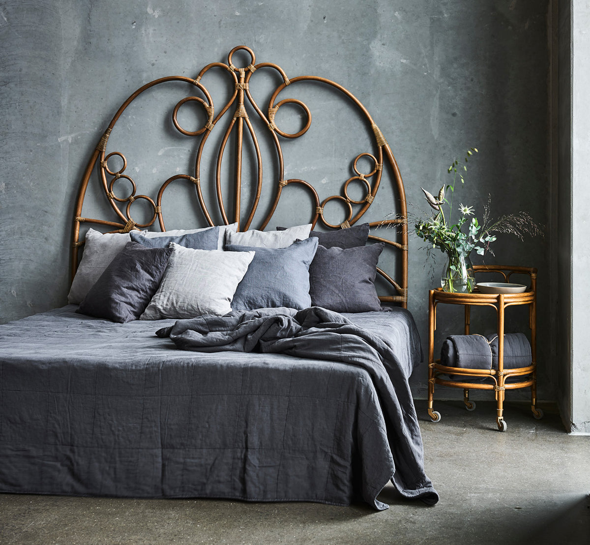 Dette er et livsstilsbillede af CTE058DB Sengetæppe i dusty Blue Cotton, i et roligt soveværelse med neutral indretning og sildebensgulv.