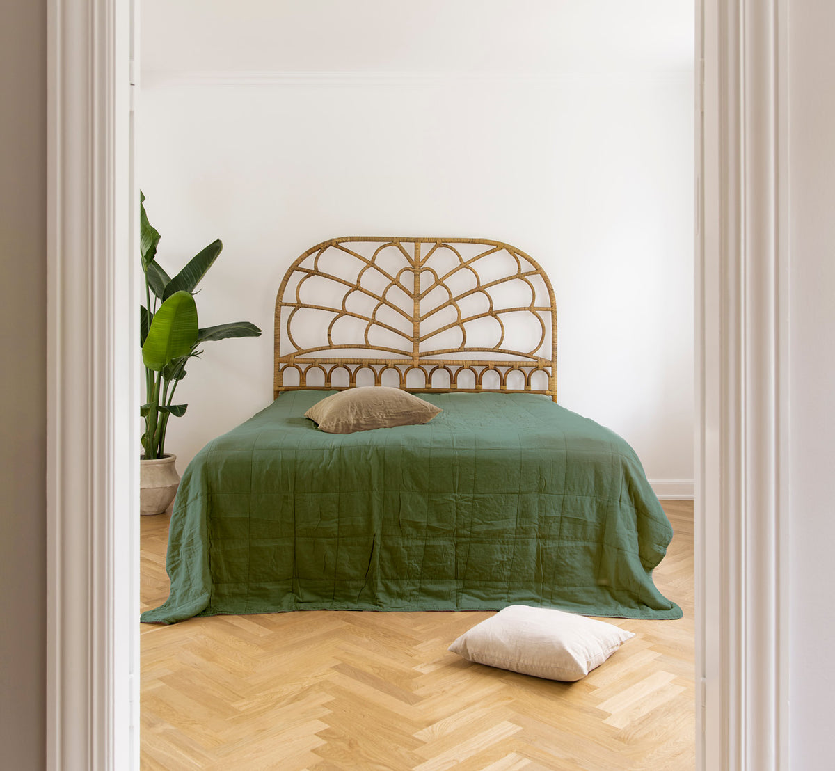 Dette er et livsstilsbillede af CTE058DF Sengetæppe i dark Forest Cotton, i et roligt soveværelse med neutral indretning og sildebensgulv.