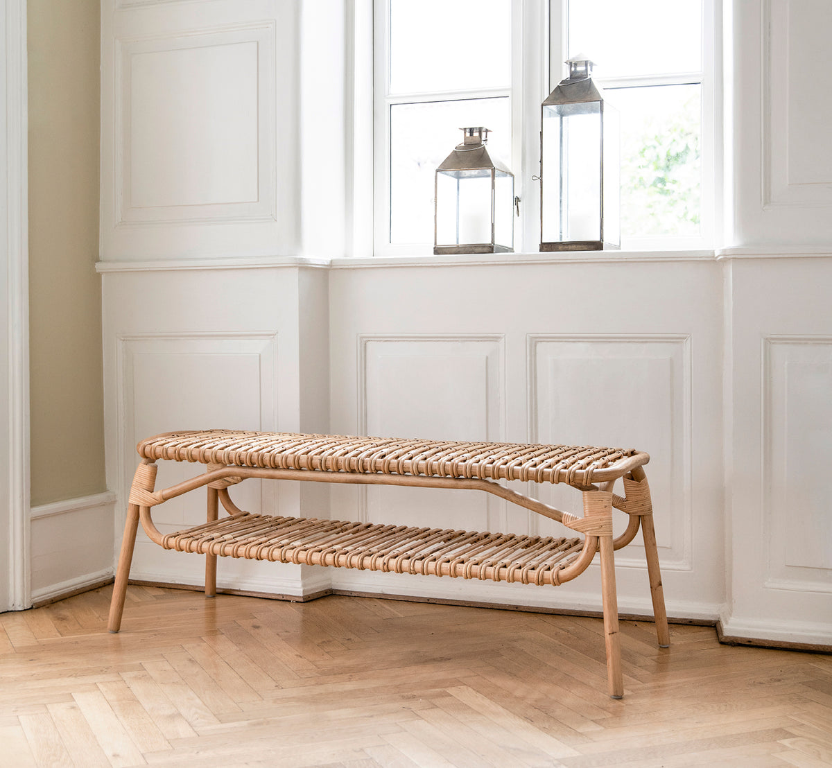 Dette er et livsstilsbillede af Machiya Bench i natural skin on rattan. Stylet i et lyst interiør.