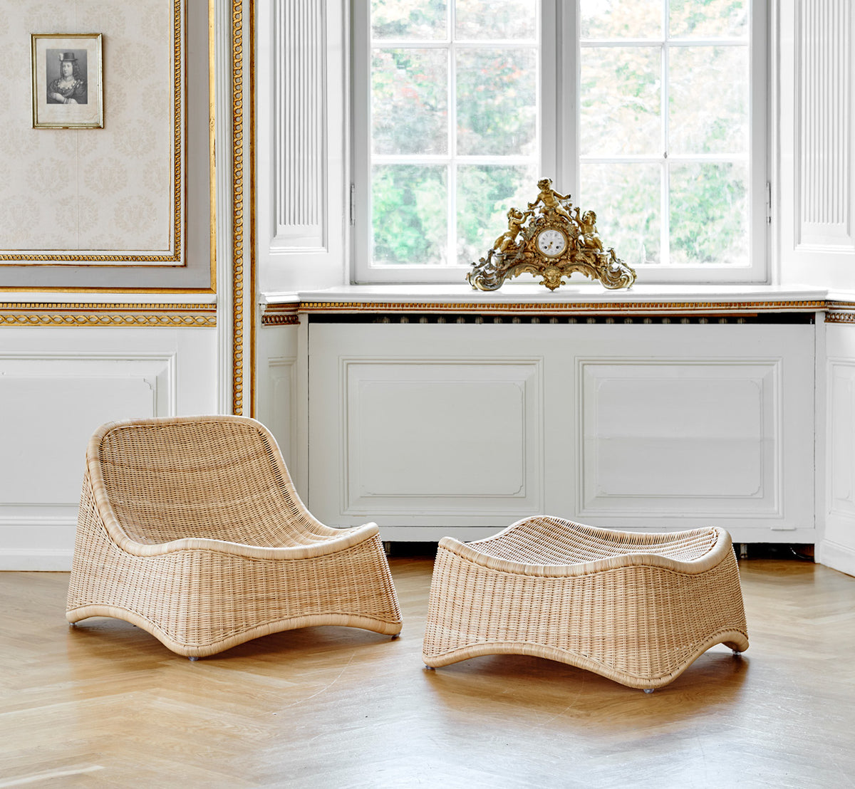 Dette er et livsstilsbillede af Chill Lænestol i natural core weave Rattan frame, i et elegant klassisk interiør med forseggjorte forgyldte.