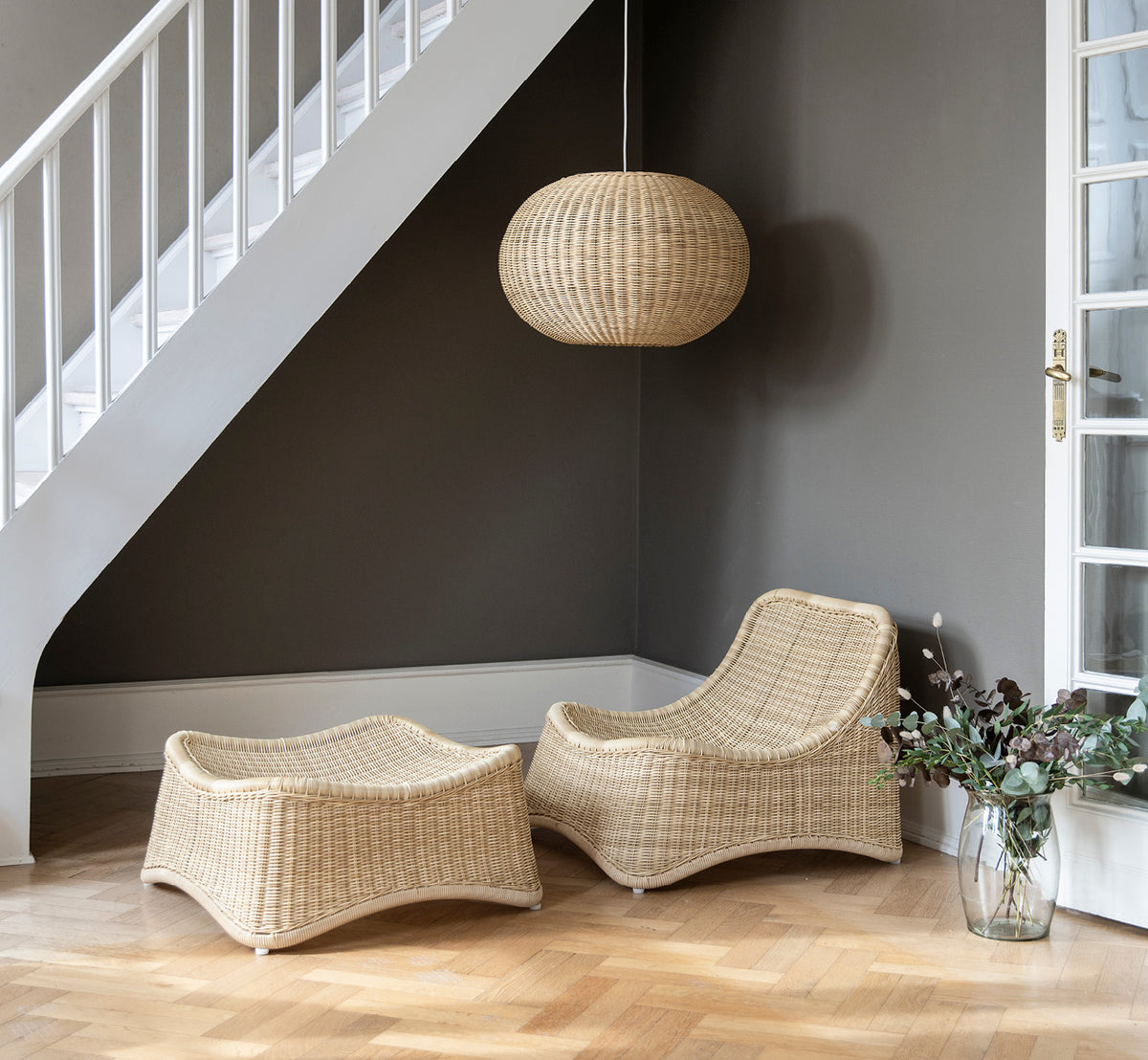 Dette er et livsstilsbillede af Chill Lænestol i natural core weave Rattan frame, i et elegant klassisk interiør med forseggjorte forgyldte.