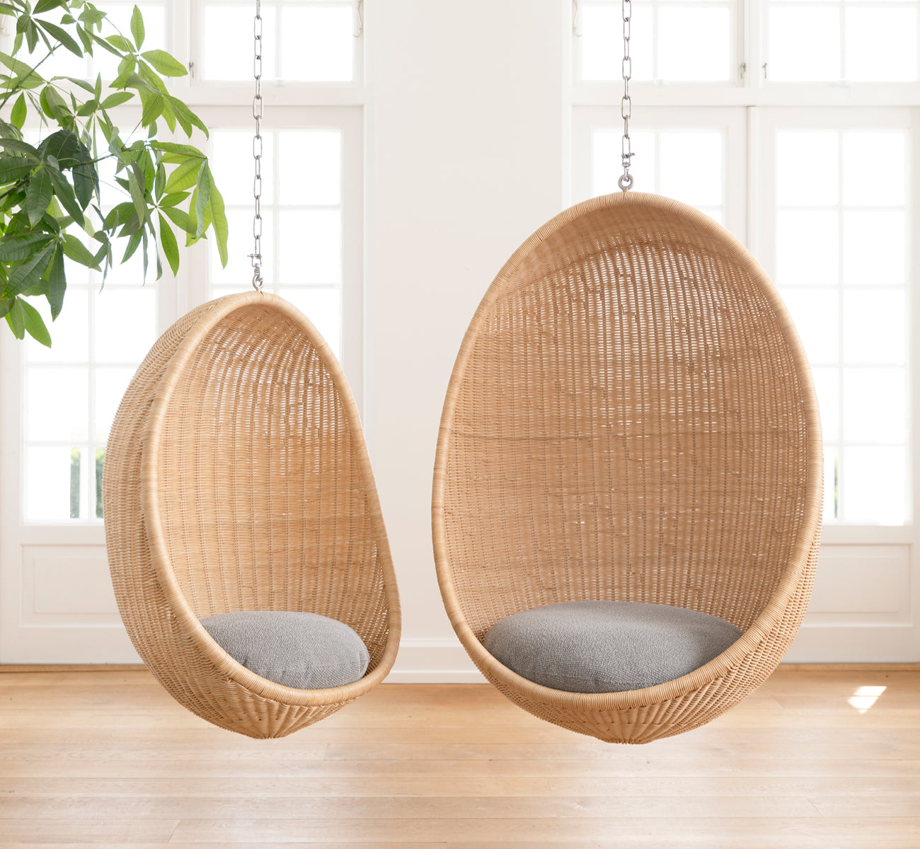 Dette er et livsstilsbillede af Hanging Hængeæg-stol Junior i natural core weave Rattan frame, i et elegant klassisk interiør med forseggjorte.