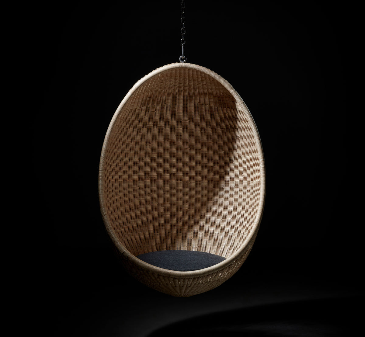 Dette er et livsstilsbillede af Hanging Hængeæg-stol i natural core weave Rattan frame, i et elegant klassisk interiør med forseggjorte forgyldte.