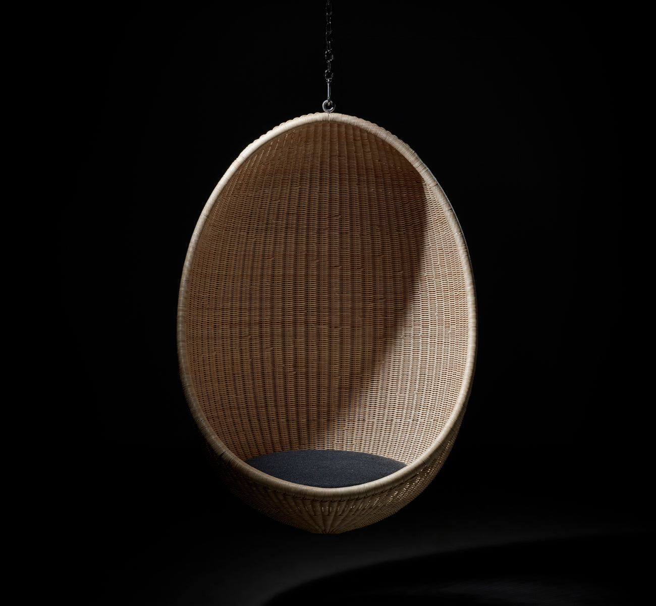 Dette er et livsstilsbillede af Hanging Hængeæg-stol i natural core weave Rattan frame, i et elegant klassisk interiør med forseggjorte forgyldte.