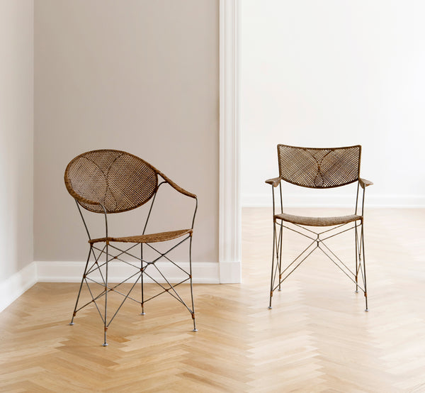Dette er et livsstilsbillede af Funky Spisebordsstol i hazelnut rattan iron frame, i et lyst interiør med hvide panelvægge og sildebensgulv.