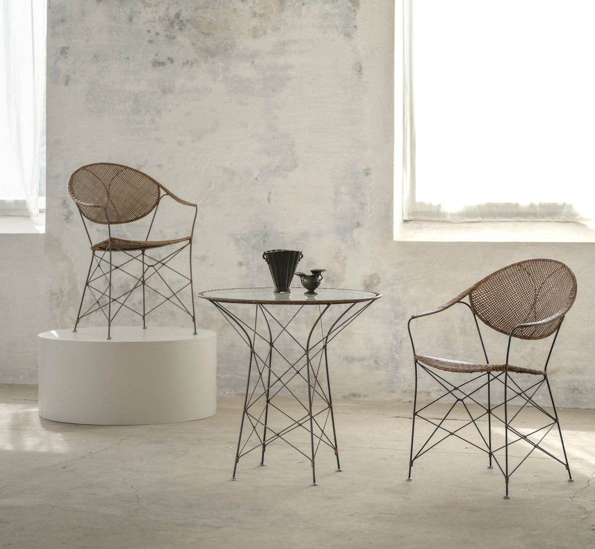 Dette er et livsstilsbillede af Funky Spisebordsstol i hazelnut rattan iron frame. Med glasbord i et lyst, solbeskinnet rum.