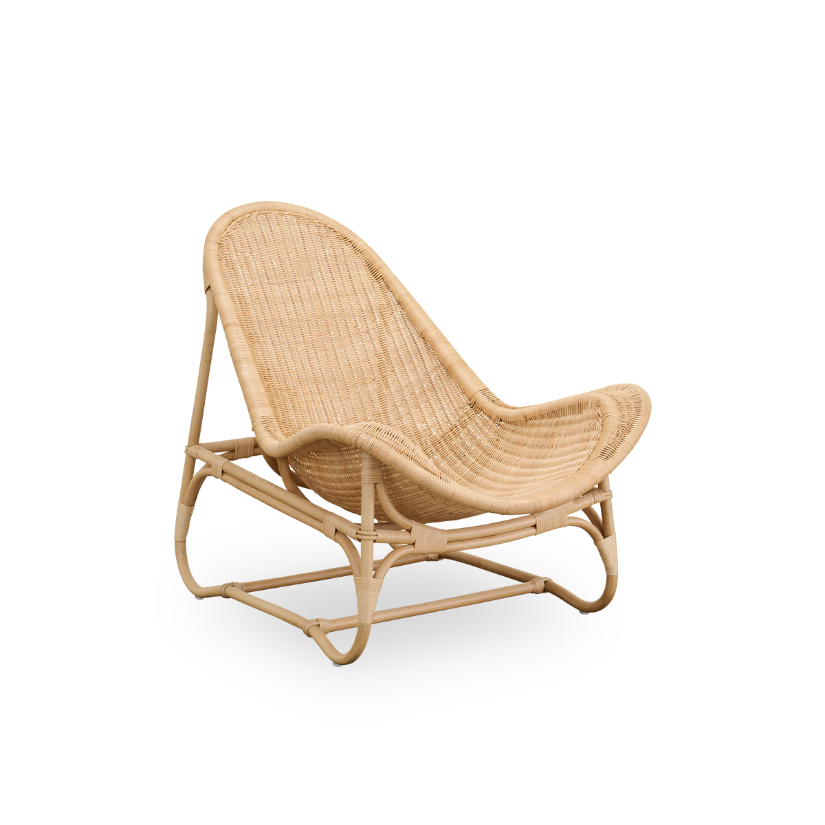 Side view af Pacifique loungestol af Michel Buffet. Elegant design håndlavet i rattan med fuldt flettet sæde.
