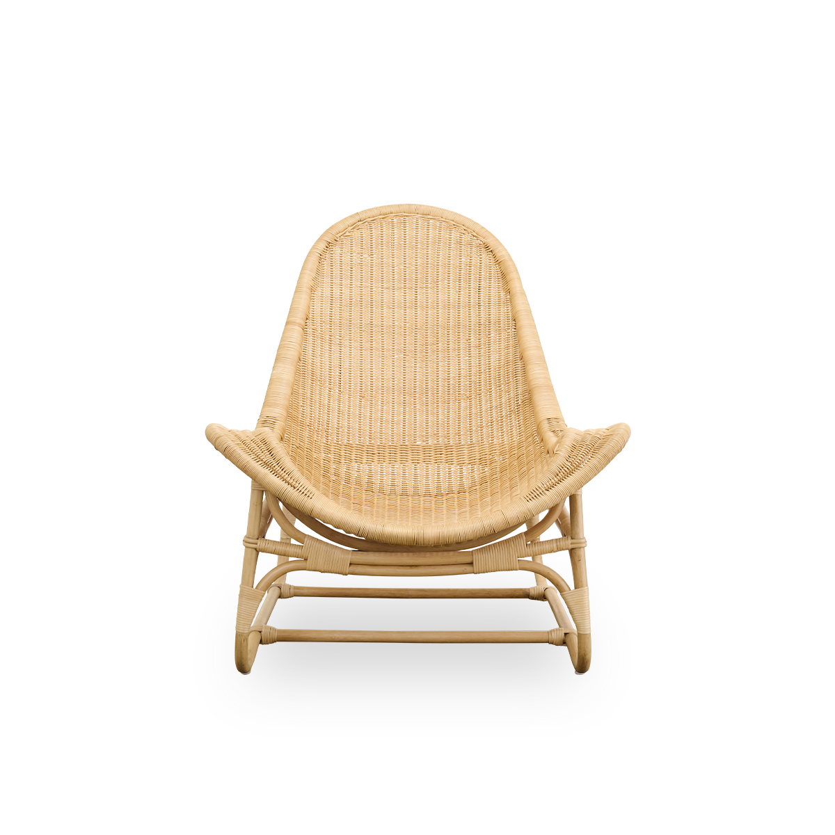 Ren front vinkel af Pacifique loungestol af Michel Buffet.
Elegant design håndlavet i rattan med fuldt flettet sæde.