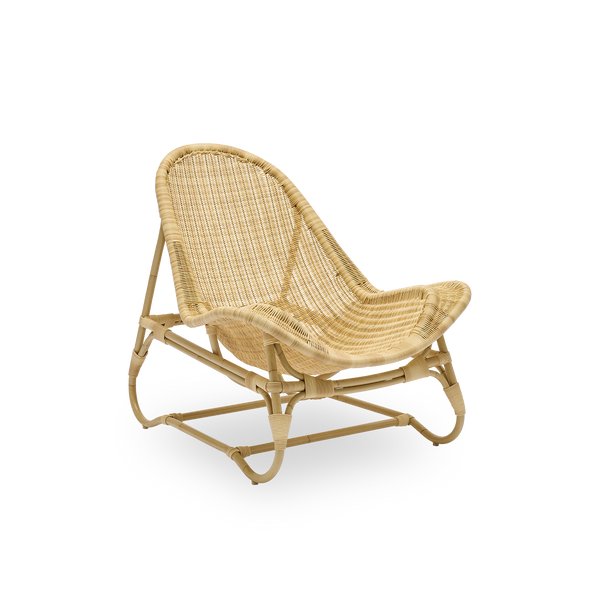 Side view af Pacifique Exterior loungestol designet af Michel Buffet. Aluminiumsramme i rattan-look med fuldt flettet sæde håndlavet i ArtFibre.