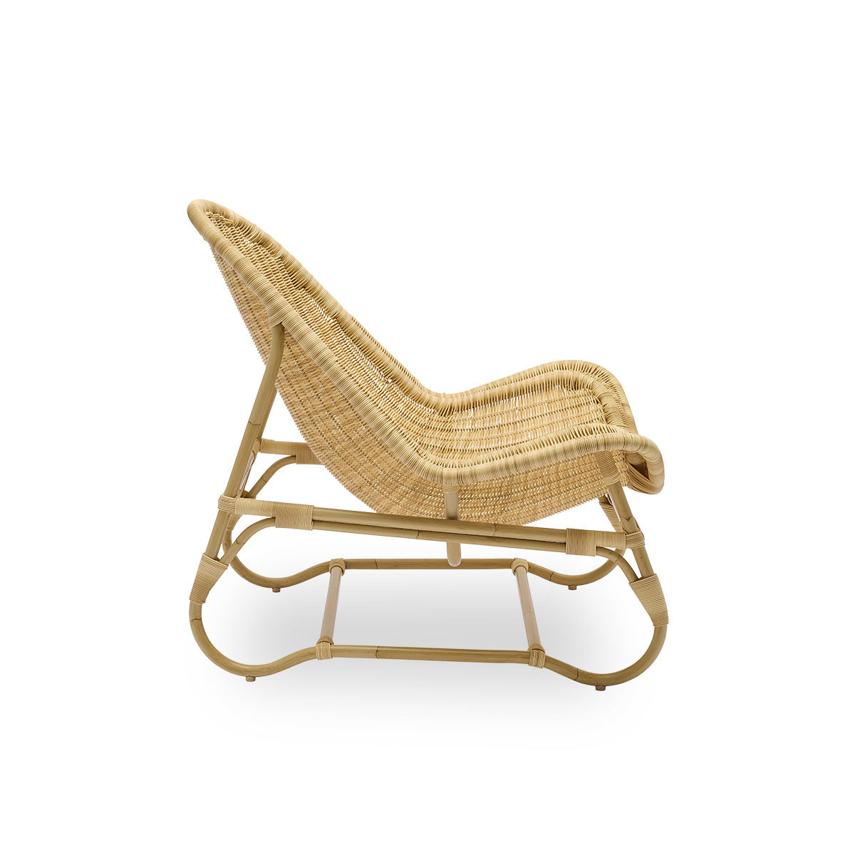 Ren sidevisning af Pacifique Exterior lounge chair designet af Michel Buffet. Aluminiumsramme i rattan-look med fuldt flettet sæde håndlavet i ArtFibre.