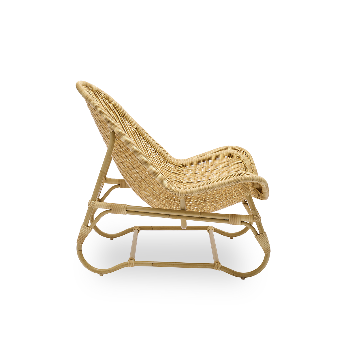 Ren sidevisning af Pacifique Exterior lounge chair designet af Michel Buffet. Aluminiumsramme i rattan-look med fuldt flettet sæde håndlavet i ArtFibre.