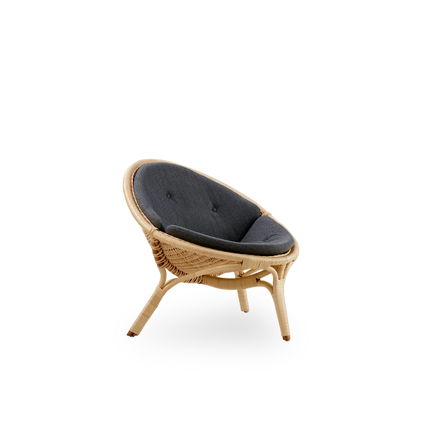 Side view af Rana loungestol designet af Nanna Ditzel. Prisvindende trebenet design med fuldt flettet sæde, håndlavet i højkvalitets indonesisk rattan.