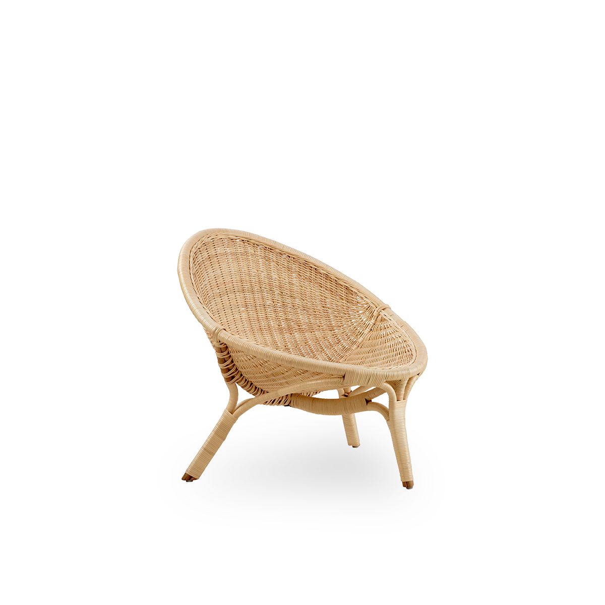 Side view af Rana loungestol designet af Nanna Ditzel. Prisvindende trebenet design med fuldt flettet sæde, håndlavet i højkvalitets indonesisk rattan.