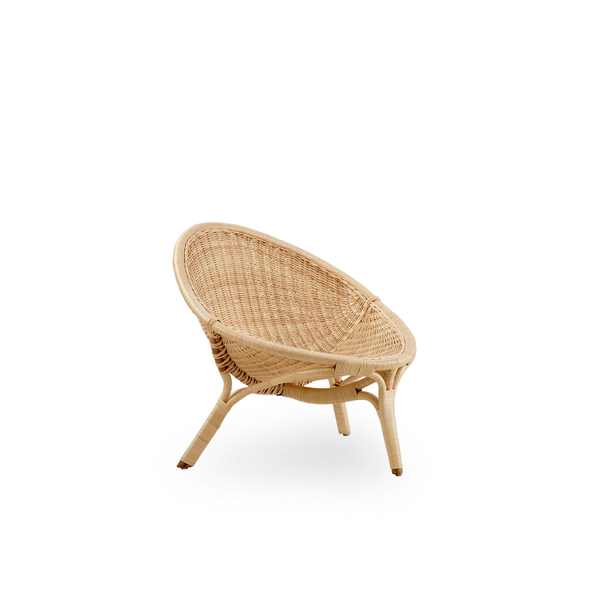Side view af Rana loungestol designet af Nanna Ditzel. Prisvindende trebenet design med fuldt flettet sæde, håndlavet i højkvalitets indonesisk rattan.