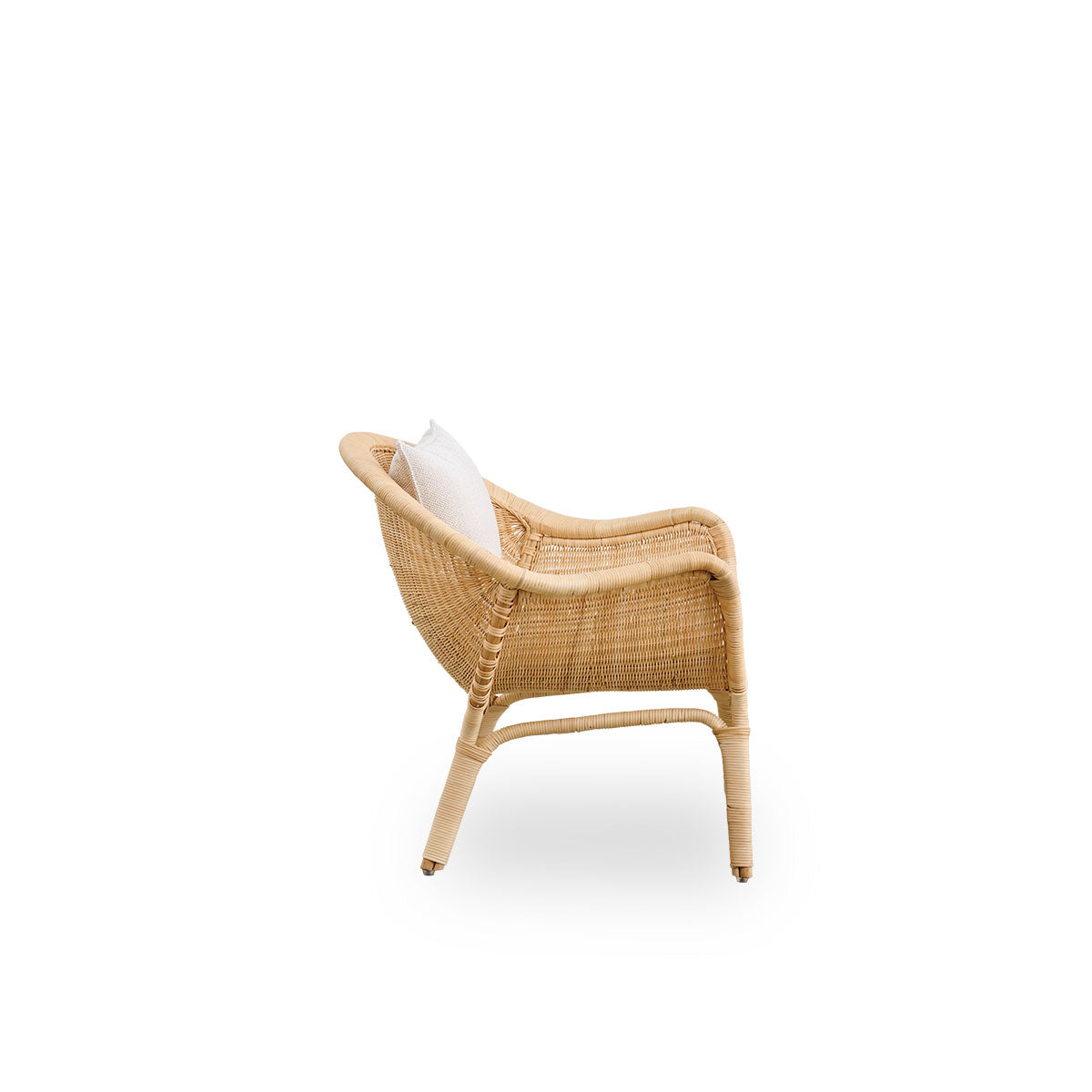 Ren sidevisning af Madame Exterior loungestol, designet af Nanna & Jørgen Ditzel. Fuldt flettet rattan-loungestol med blødt, feminint skallerformet design.