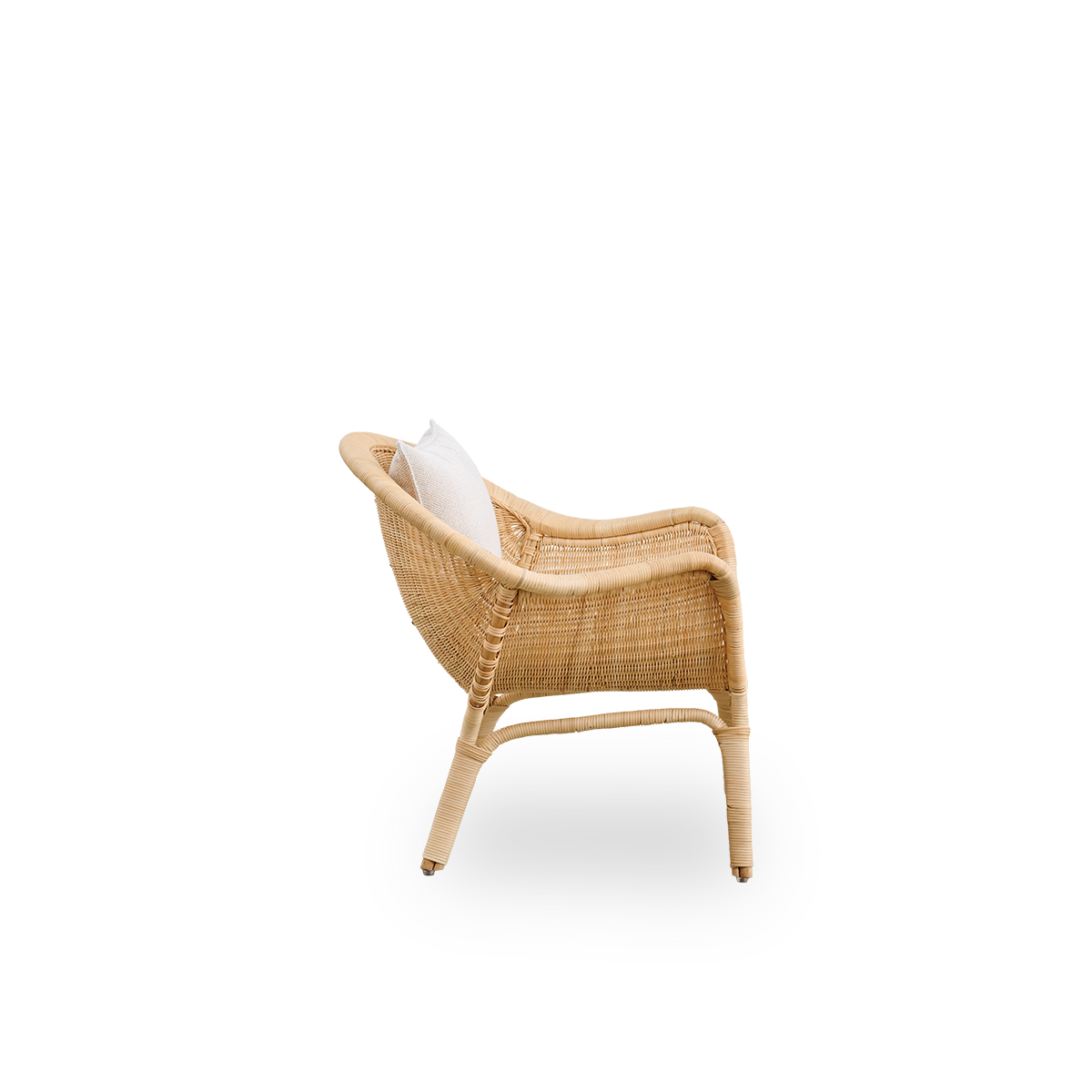 Ren sidevisning af Madame Exterior loungestol, designet af Nanna & Jørgen Ditzel. Fuldt flettet rattan-loungestol med blødt, feminint skallerformet design.