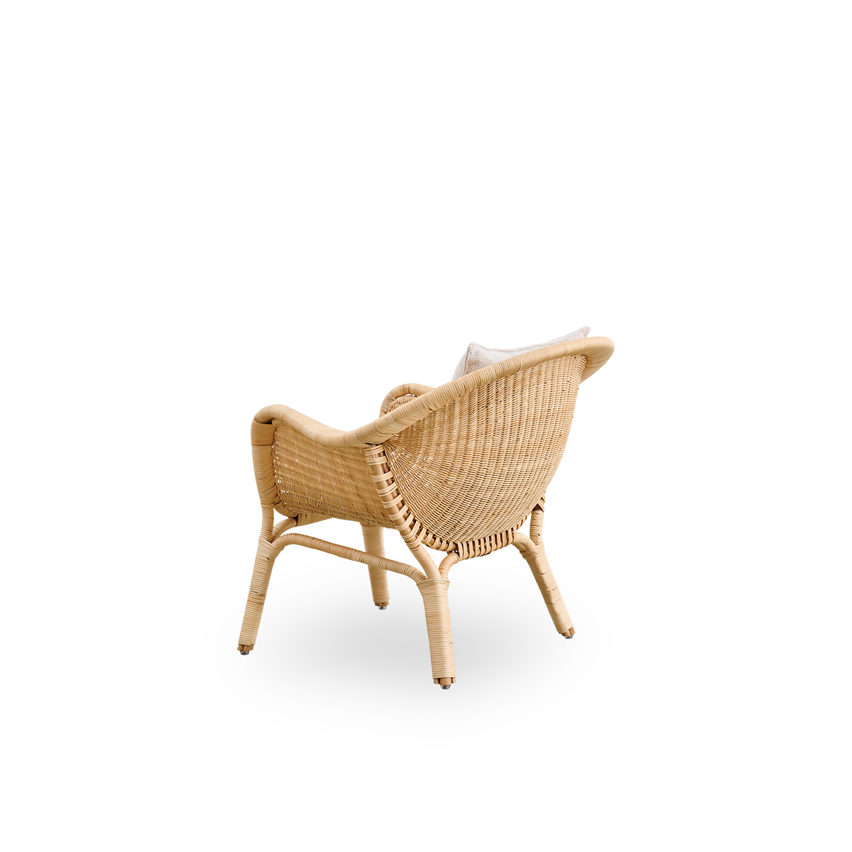 Sidevinkel bagfra af Madame Exterior loungestolen, designet af Nanna & Jørgen Ditzel.
Fuldvævet rattan loungestol med et blødt, feminint skalformet design.