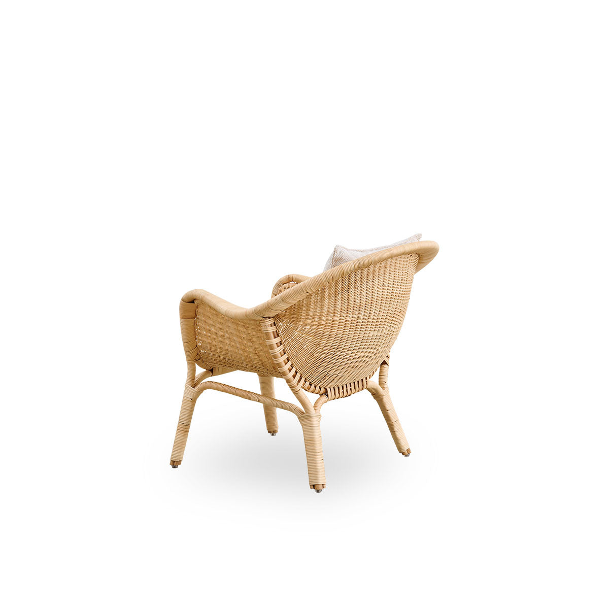 Sidevinkel bagfra af Madame Exterior loungestolen, designet af Nanna & Jørgen Ditzel.
Fuldvævet rattan loungestol med et blødt, feminint skalformet design.