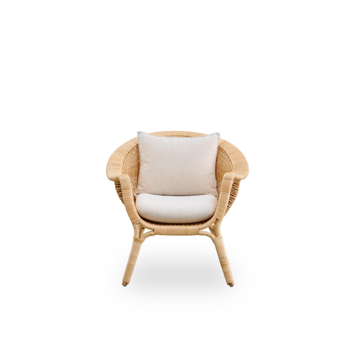 Ren front vinkel af Madame Exterior loungestol designet af Nanna & Jørgen Ditzel.
Fuldt flettet rattan-loungestol med et blødt, feminint skaldedesign.