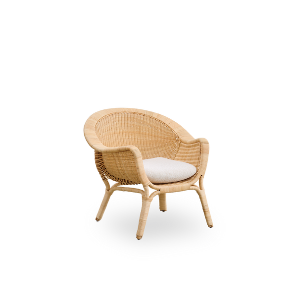 Side view af Madame udendørs loungestol designet af Nanna & Jørgen Ditzel. Fuldt fletet rattan-loungestol med blødt, feminint skaldet design.