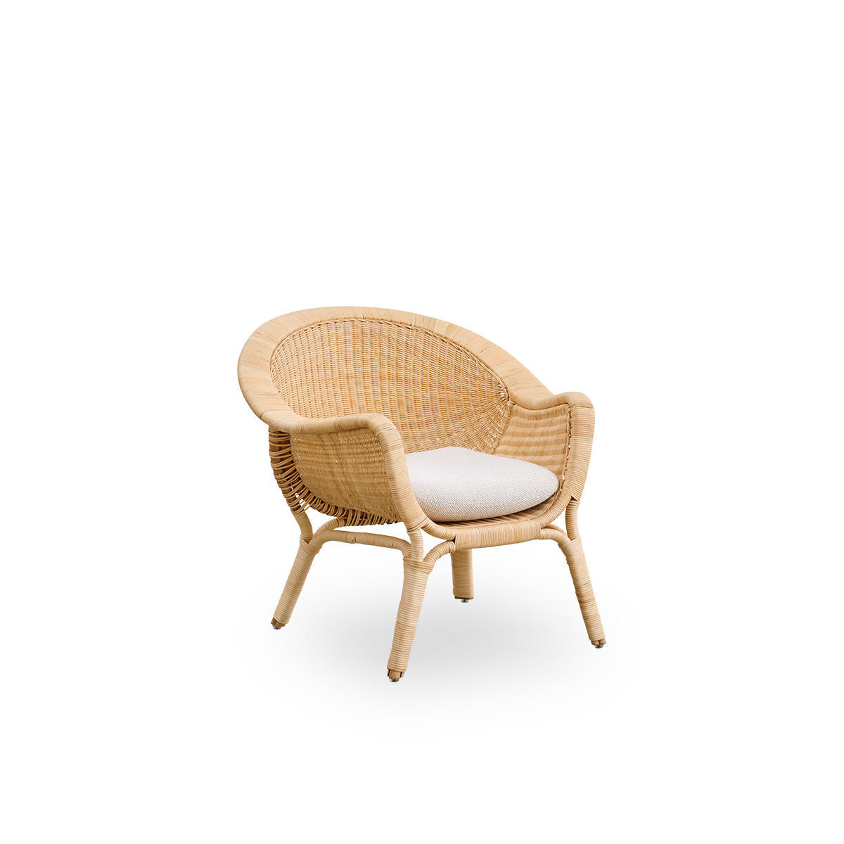 Side view af Madame udendørs loungestol designet af Nanna & Jørgen Ditzel. Fuldt fletet rattan-loungestol med blødt, feminint skaldet design.