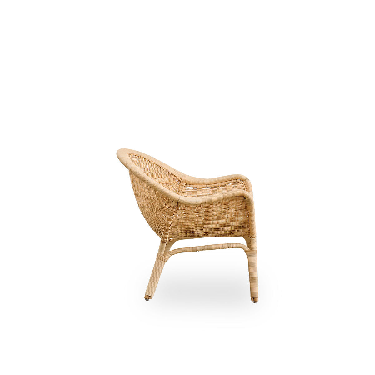 Ren sidevisning af Madame Exterior loungestol, designet af Nanna & Jørgen Ditzel. Fuldt flettet rattan-loungestol med blødt, feminint skallerformet design.