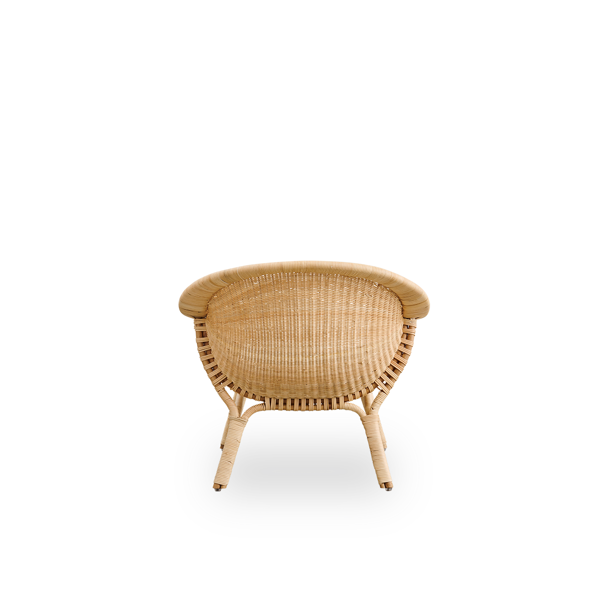 Bagfra vinkel af Madame udendørs loungestol designet af Nanna og Jørgen Ditzel. Fuldt flettet rattanstol med blødt, feminint skalformet design.