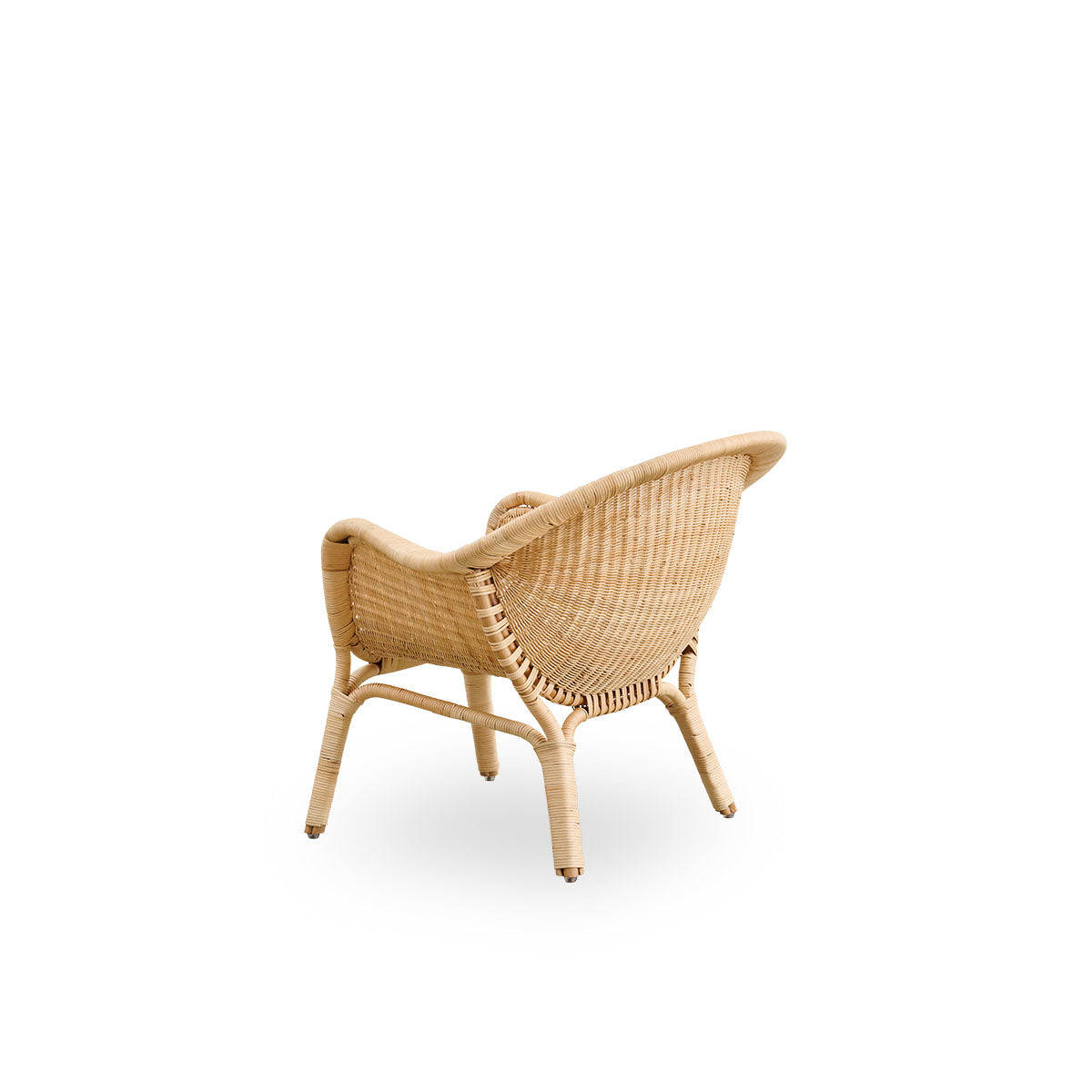 Sidevinkel bagfra af Madame Exterior loungestolen, designet af Nanna & Jørgen Ditzel.
Fuldvævet rattan loungestol med et blødt, feminint skalformet design.