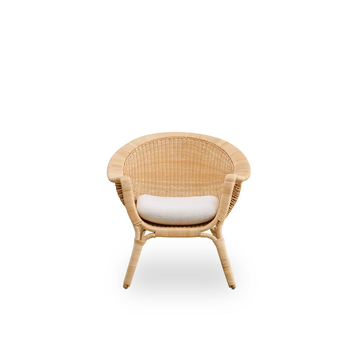 Ren front vinkel af Madame Exterior loungestol designet af Nanna & Jørgen Ditzel.
Fuldt flettet rattan-loungestol med et blødt, feminint skaldedesign.