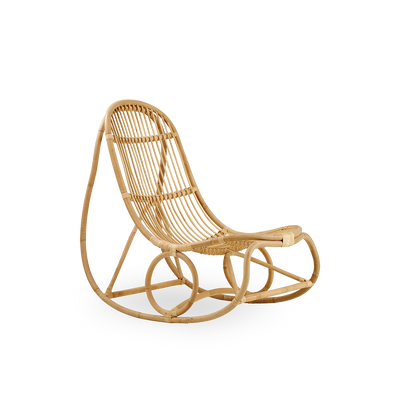 Side view af Nanny gyngestol designet af Nanna Ditzel i højkvalitets naturlig rattan.