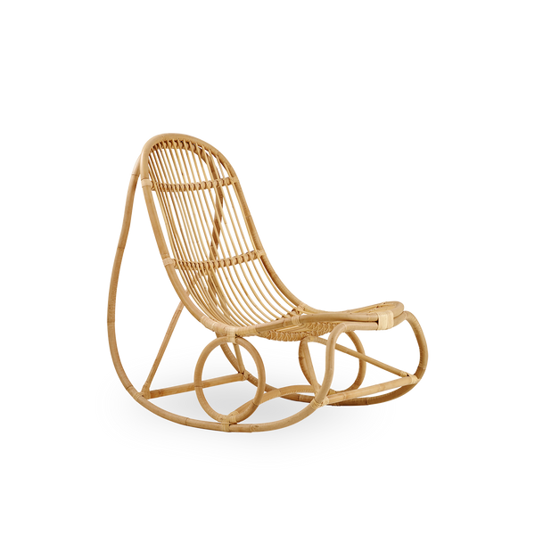 Side view af Nanny gyngestol designet af Nanna Ditzel i højkvalitets naturlig rattan.