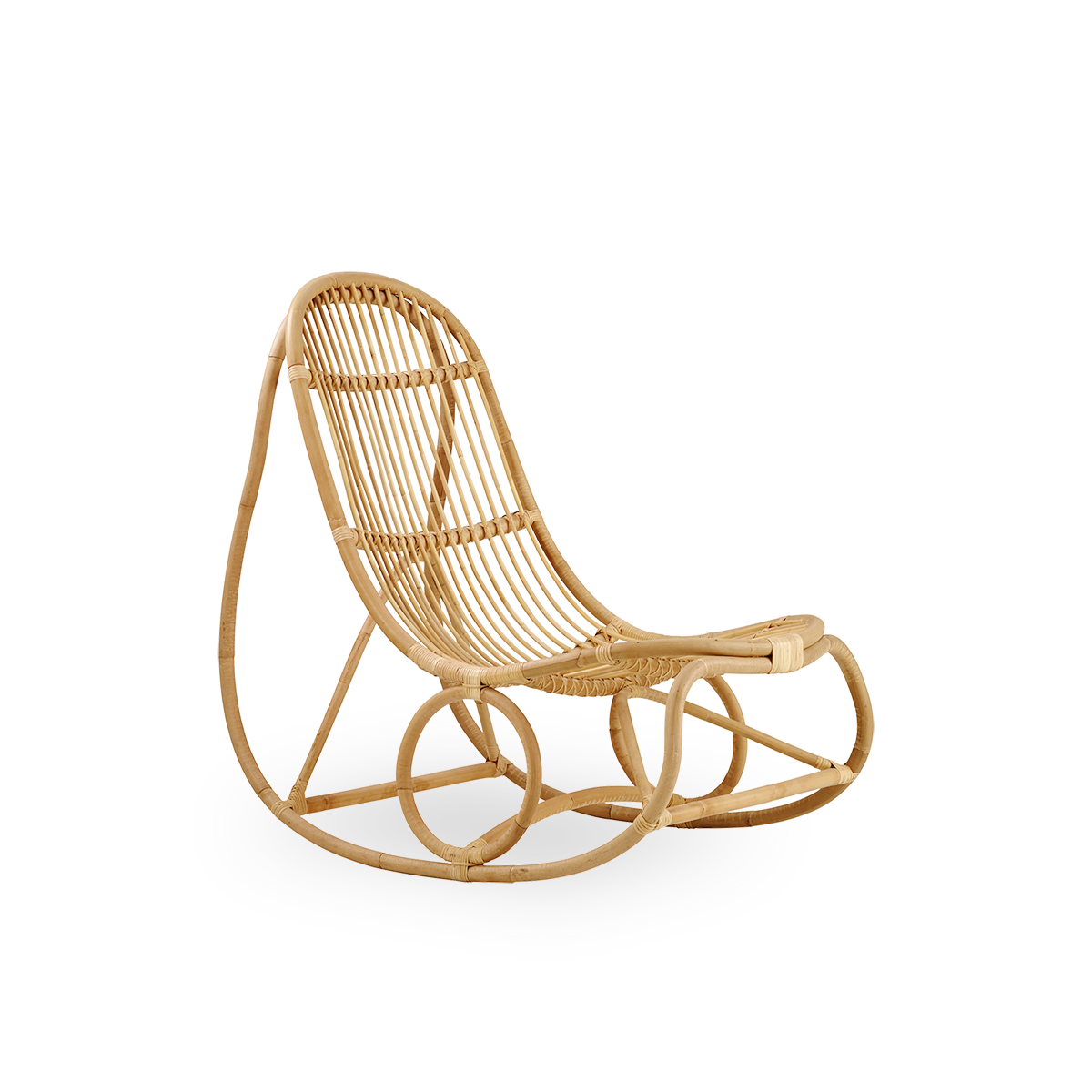 Side view af Nanny gyngestol designet af Nanna Ditzel i højkvalitets naturlig rattan.