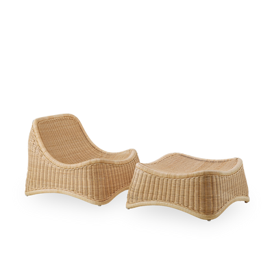 Side view af Chill udendørs loungestol, en fuldt flettet udendørs stol med matchende fodskammel, designet af Nanna Ditzel. Stolen har ingen armlæn og er håndlavet i rattan af høj kvalitet fra Indonesien.