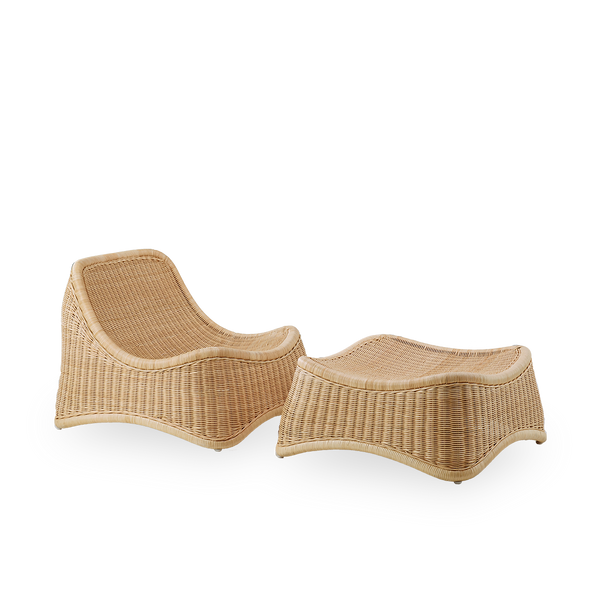 Side view af Chill udendørs loungestol, en fuldt flettet udendørs stol med matchende fodskammel, designet af Nanna Ditzel. Stolen har ingen armlæn og er håndlavet i rattan af høj kvalitet fra Indonesien.