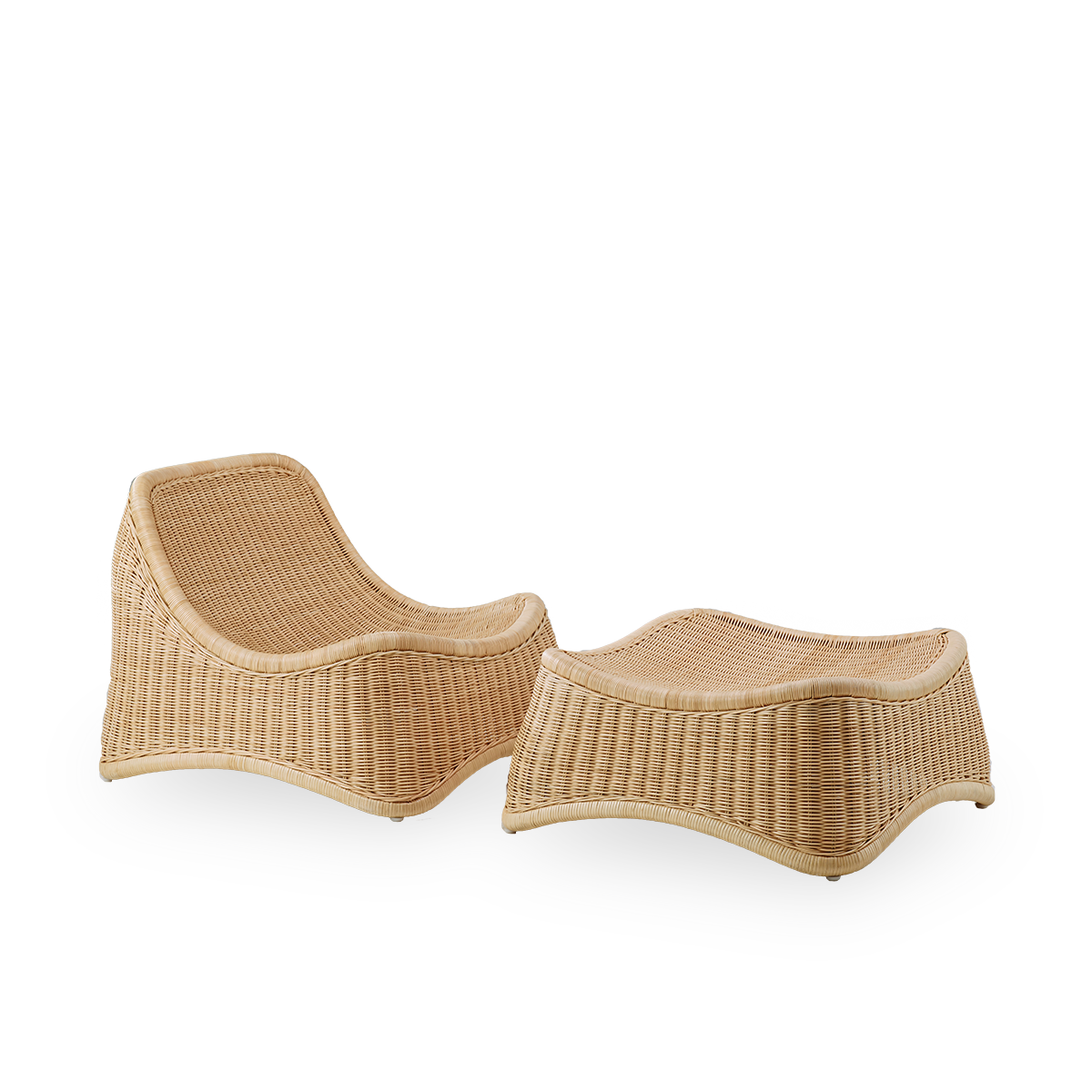 Side view af Chill udendørs loungestol, en fuldt flettet udendørs stol med matchende fodskammel, designet af Nanna Ditzel. Stolen har ingen armlæn og er håndlavet i rattan af høj kvalitet fra Indonesien.