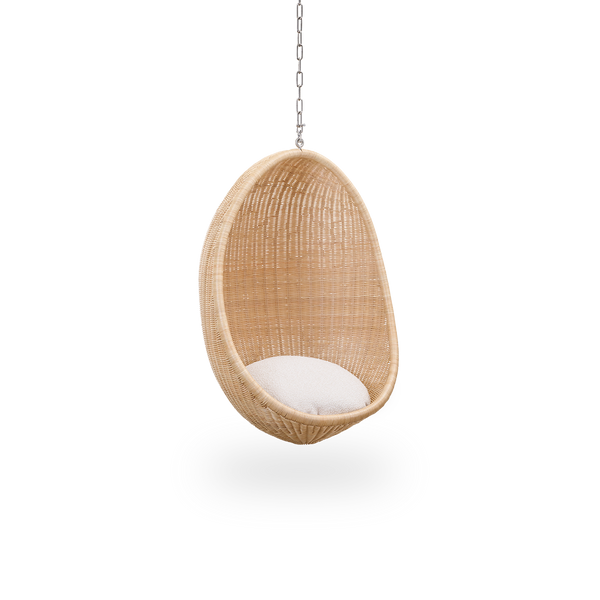 Side view af Hanging Egg Junior, børneversionen af den ikoniske hængestol designet af Nanna og Jørgen Ditzel. Den runde hængestol er fuldt flettet i rattan af høj kvalitet fra Indonesien og hænger i en metalkæde.