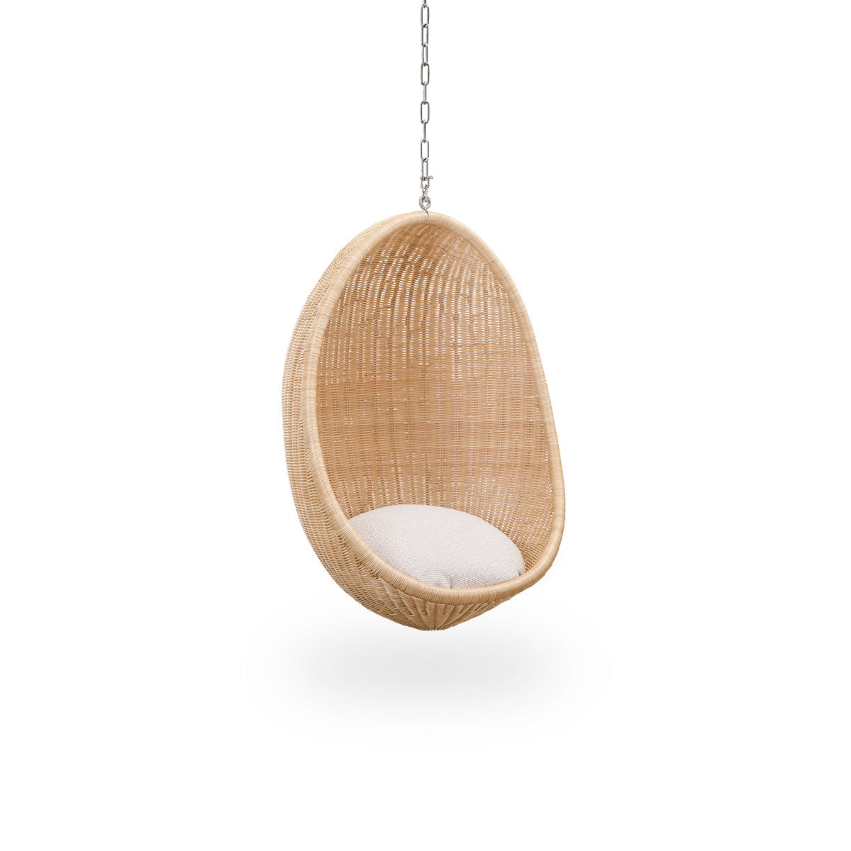 Side view af Hanging Egg Junior, børneversionen af den ikoniske hængestol designet af Nanna og Jørgen Ditzel. Den runde hængestol er fuldt flettet i rattan af høj kvalitet fra Indonesien og hænger i en metalkæde.