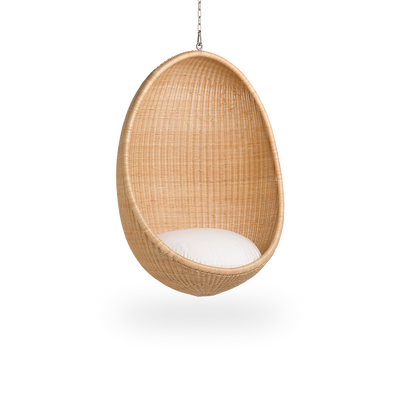 Side view af Hanging Egg, en ikonisk hængestol designet af Nanna og Jørgen Ditzel. Den runde hængestol er fuldt flettet i rattan af høj kvalitet fra Indonesien og hænger i en metalkæde.