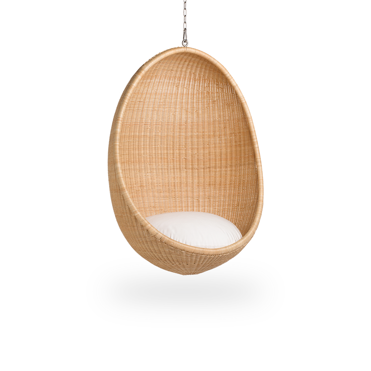 Side view af Hanging Egg, en ikonisk hængestol designet af Nanna og Jørgen Ditzel. Den runde hængestol er fuldt flettet i rattan af høj kvalitet fra Indonesien og hænger i en metalkæde.
