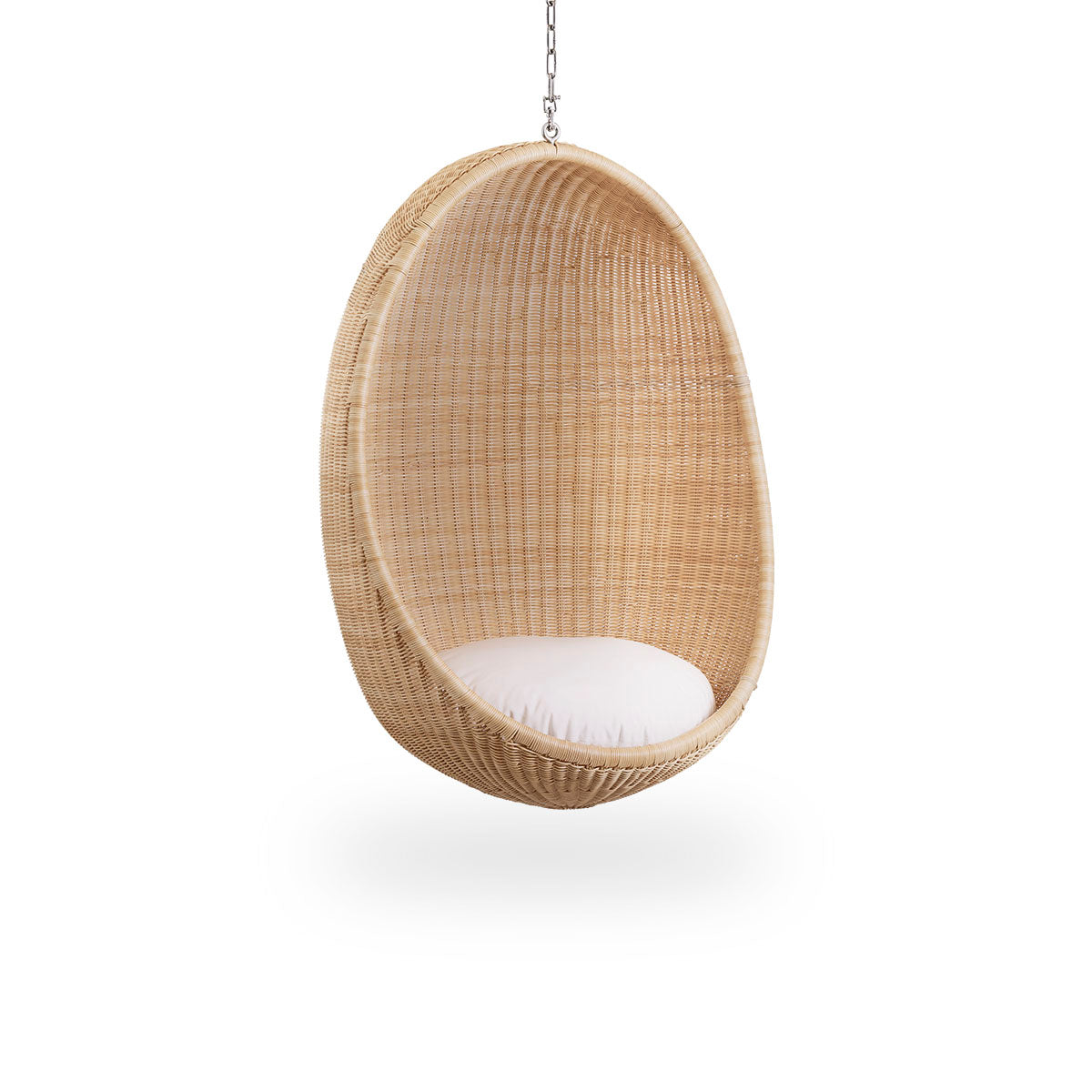 Side view af Hanging Egg, en ikonisk hængestol designet af Nanna og Jørgen Ditzel. Den runde hængestol er fuldt flettet i rattan af høj kvalitet fra Indonesien og hænger i en metalkæde.