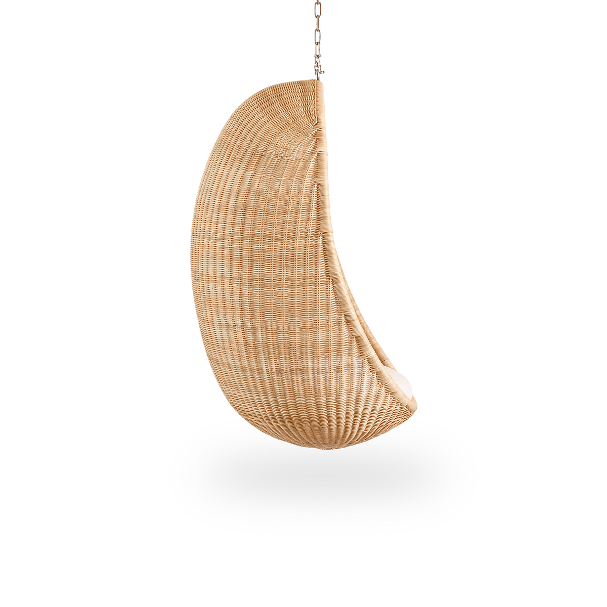 Ren sidevisning af Hanging Egg, en ikonisk hængekøjestol designet af Nanna og Jørgen Ditzel. Den runde hængekøjestol er fuldt flettet af høj kvalitet indonesisk rattan og hænger i en metal-kæde.